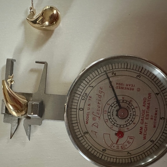 10kt Yellow Gold Teardrop Earring - Picture 4 of 4